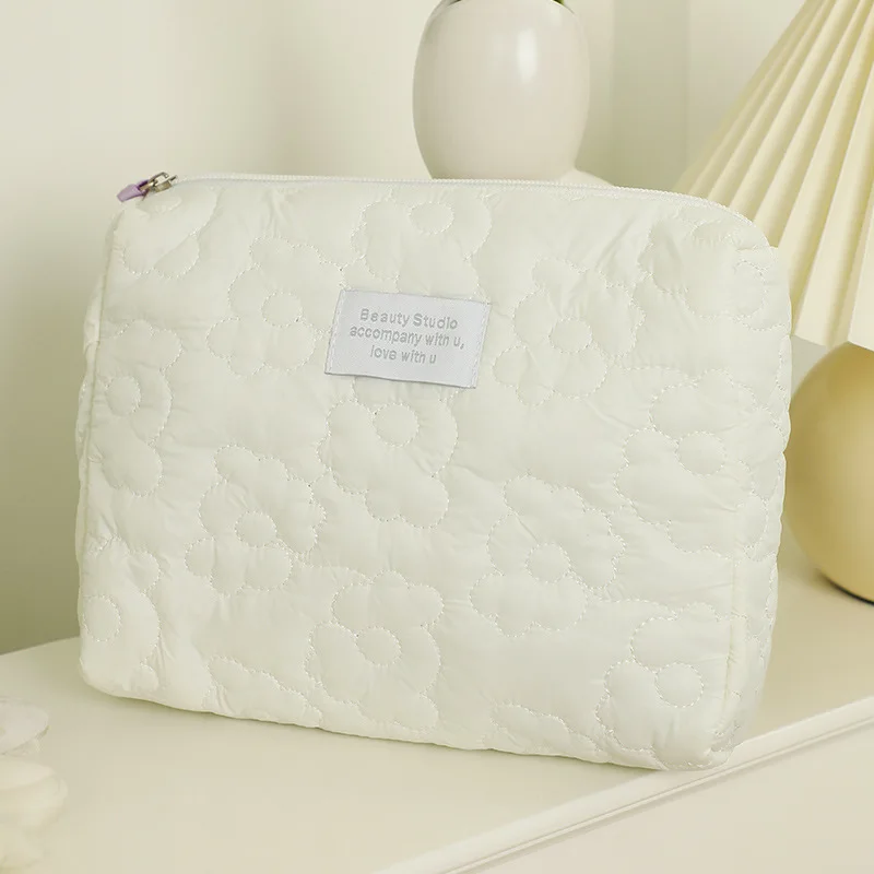 Cream Colored Quilted Cloud Makeup Bag, High Beauty Girl Heart Joins Hands to Take Makeup Storage, Wash Bag, Large Capacity