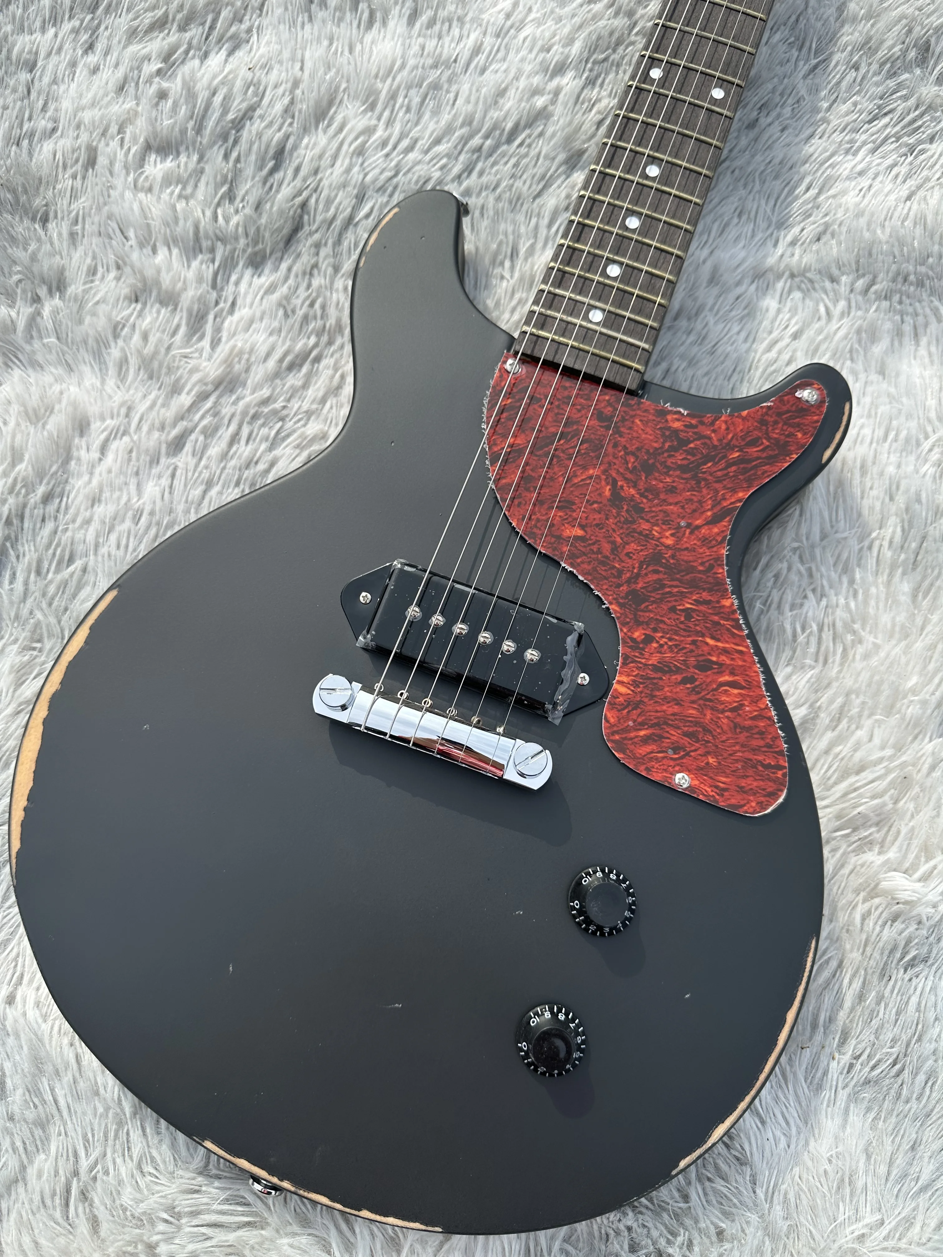 Standard electric guitar, TV black matte, distressed body, milk white retro tuner, lightning package