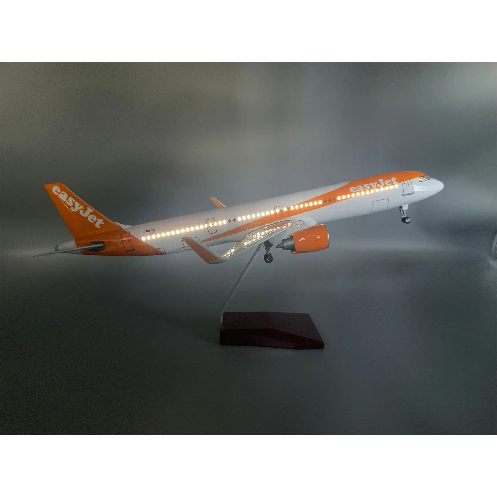 

Модель самолета A321 EasyJet со световыми эффектами и имитацией колес, статическая модель для декора