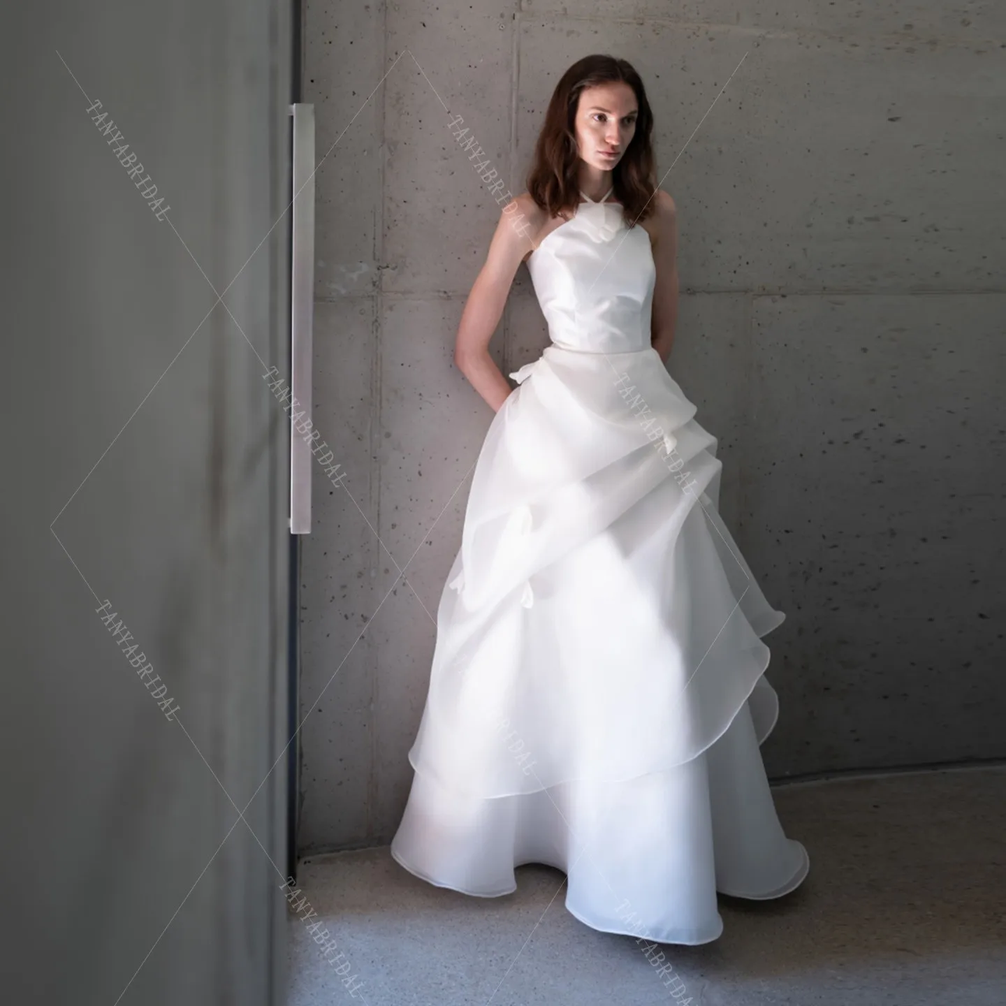 ชุดแต่งงานผ้าออร์แกนซ่าแบบผูกคอ แขนกุด ทรงเอ ยาวถึงพื้น ชุดเจ้าสาวโรแมนติก ชุดแต่งงานกลางแจ้งในสวน ชุดเจ้าสาว G4989