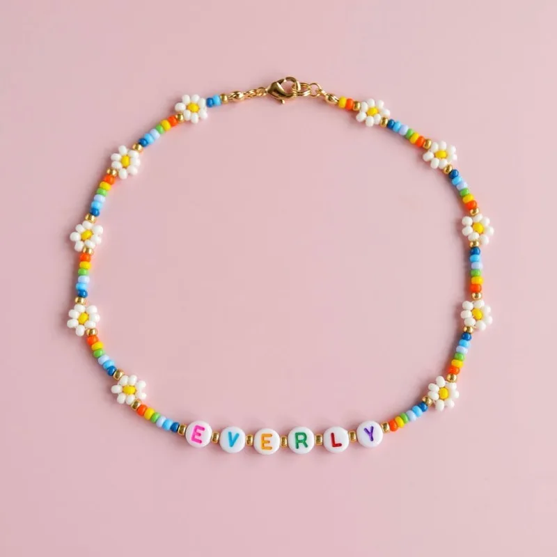 Collar personalizado con nombre o palabra, collares de margaritas coloridos hechos a mano, regalo único personalizado de arcoíris, regalo para niñas, cadena de gafas
