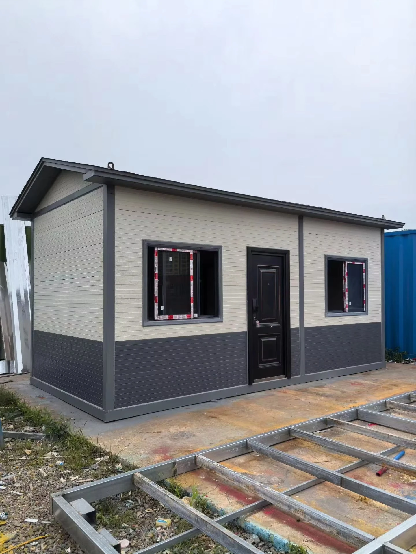 20ft Tall Modular Container House With Steel Sandwich Panel Breathable Design For Hospital Use And Bedroom Prefabrication