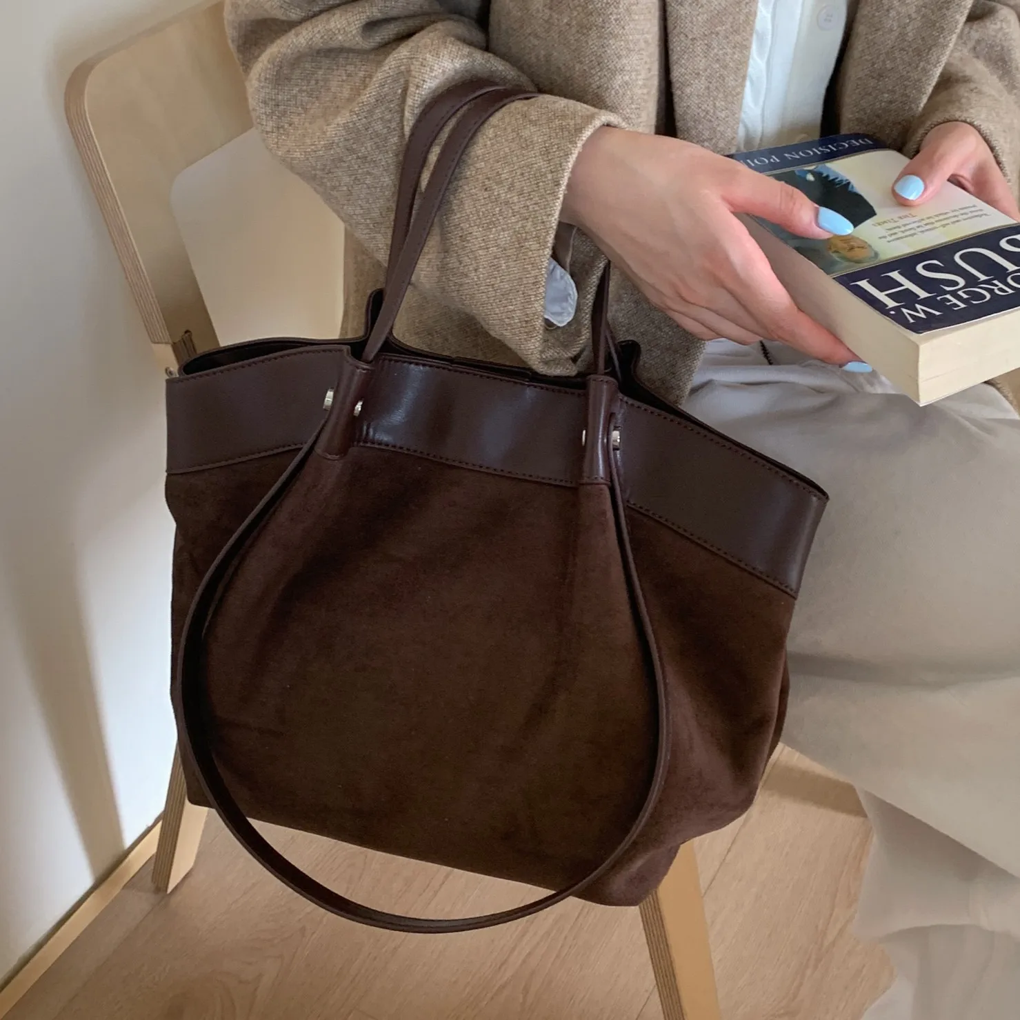 

Elegant Suede Ladies Handbag 2026 Winter Trend Large Capacity Tote Bag Commute Crossbody Soft Bag Fashionable Women's Purse