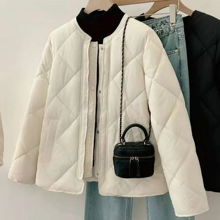 เสื้อแจ็คเก็ตผ้าฝ้ายคอกลมน้ำหนักเบาแฟชั่นสไตล์เกาหลีของผู้หญิงเสื้อโค้ทลายเพชรอินเทรนด์ฤดูหนาวปี 2025