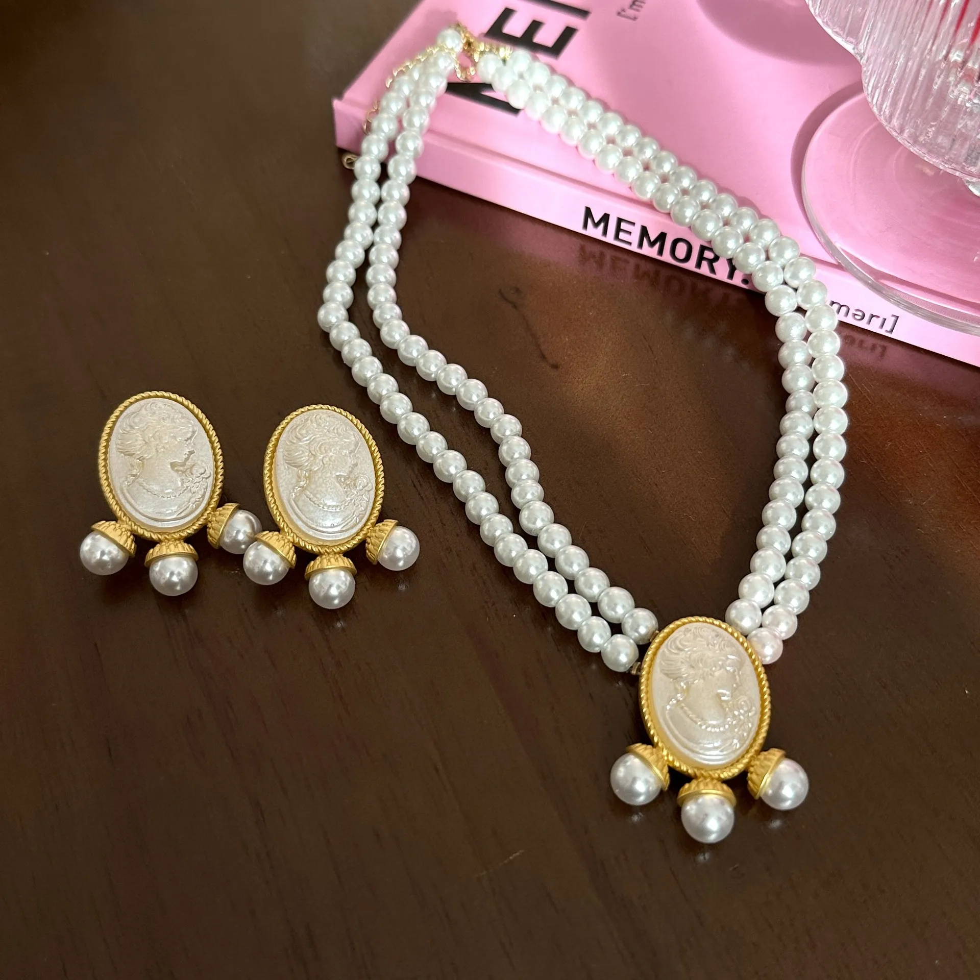 New Niche Design Western Medieval Jewelry Set Palace Retro Temperament Women Hand Embossed Pearl Necklace Earrings Set for Party