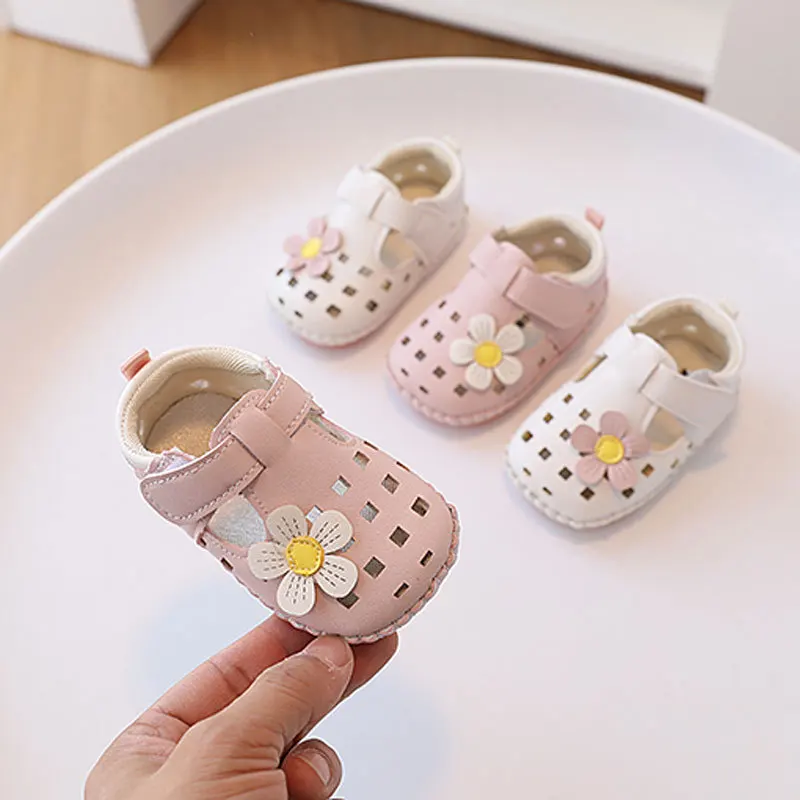 Sandali per bambini suola morbida scarpe da passeggio estive scarpe da bambina 0-1 anno scarpe da principessa per bambini Sneaker tagliata a fiori di moda