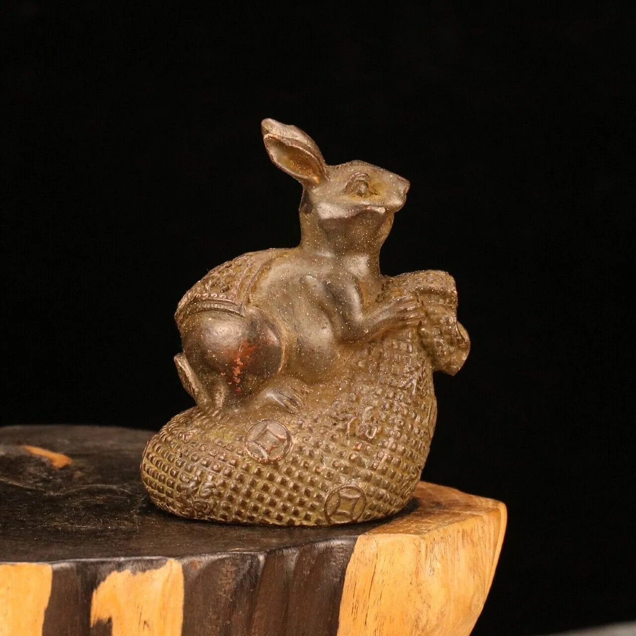 Collectible tea pet Old copper carved rabbit on Money bag statue desktop wealth