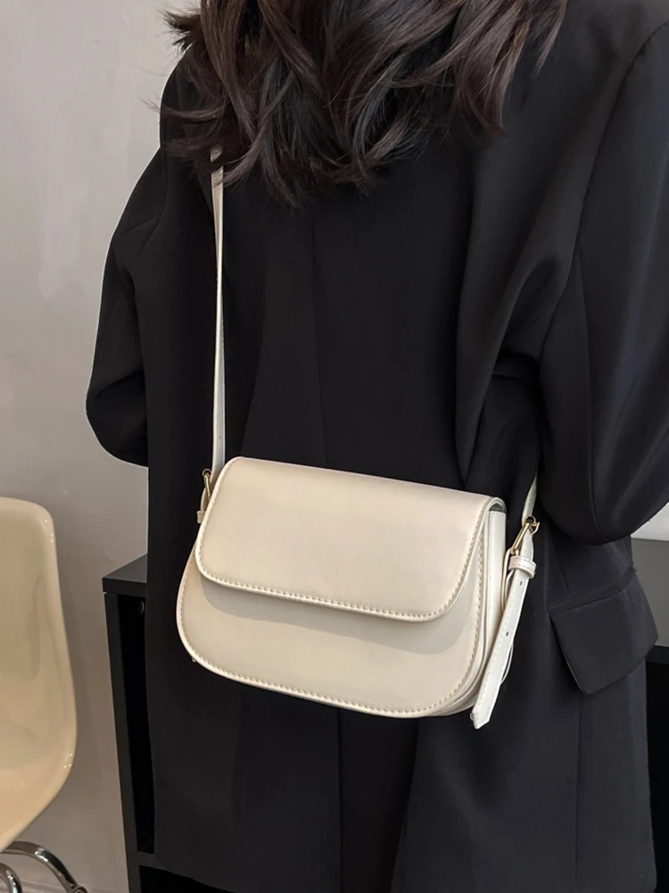 กระเป๋าสะพายข้างผู้หญิงสไตล์เกาหลี ทรงเรโทร กระเป๋าสะพายไหล่ใบเล็ก แฟชั่น หนัง PU นุ่ม สีพื้น