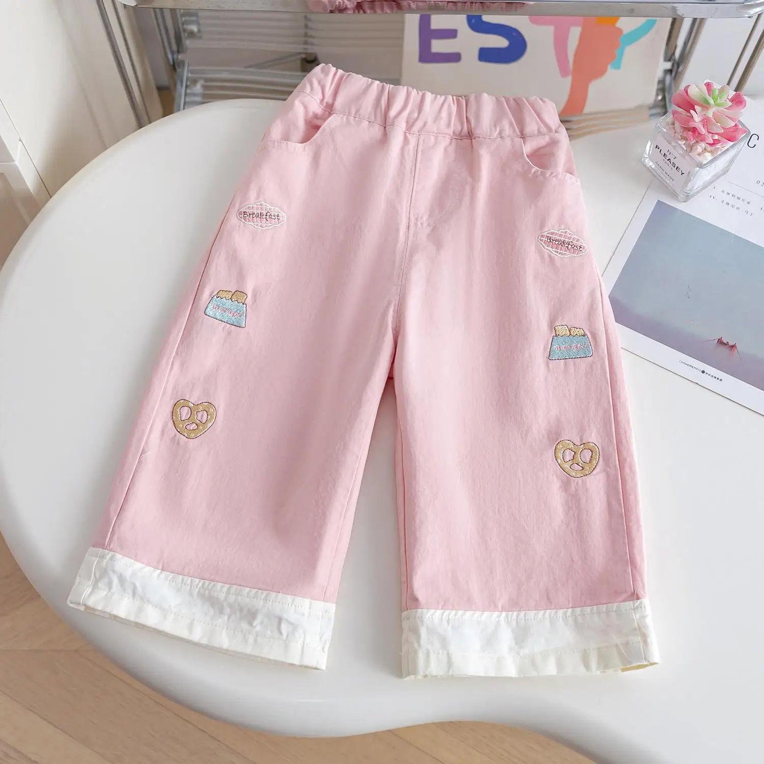 لطيف طفل الفتيات الكرتون التطريز السراويل الربيع الصيف فضفاض السراويل المستقيمة غير رسمية 2025 جديد الفتيات السراويل 1-6 سنوات