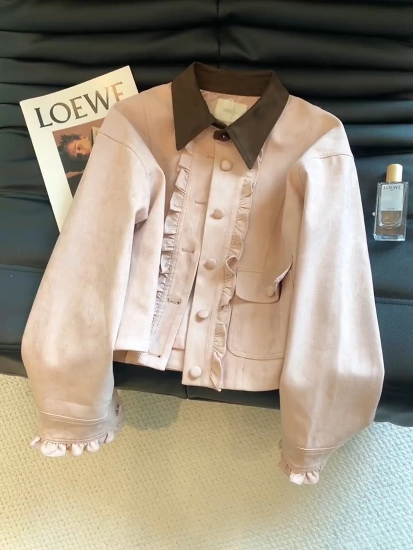 スタイリッシュなショートスエードジャケット-レディース-スウィートエッジ-カラーブロック-スリム-春秋-ポロカラー-ボタン留め-帽子なし