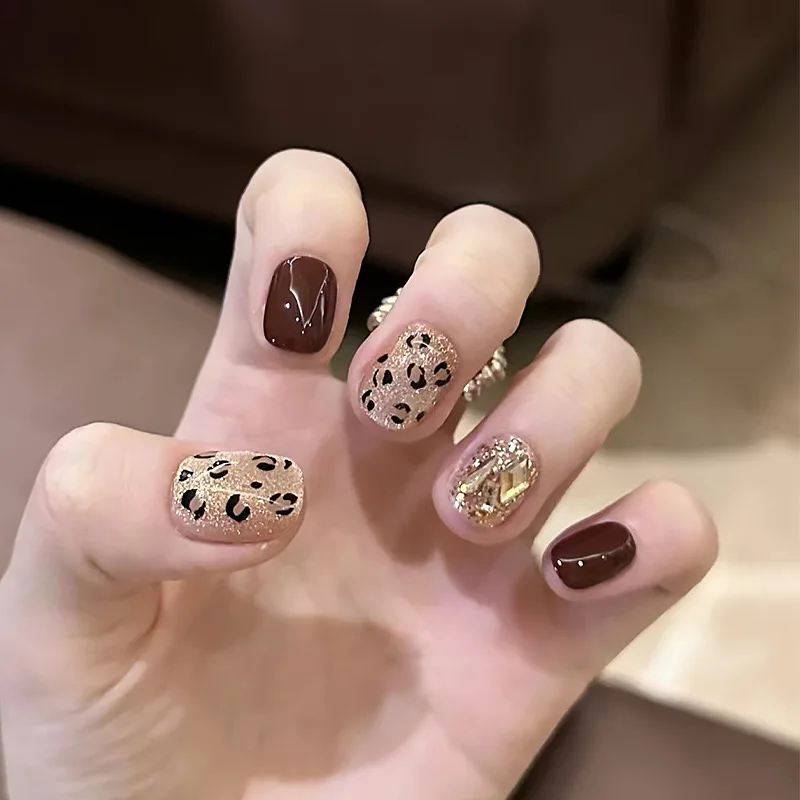 24Pcs Simple leopard print Short Round Glitter Powder Fake Nail Tips with Rhinestone Press on Wearable DIY Stick on Nails