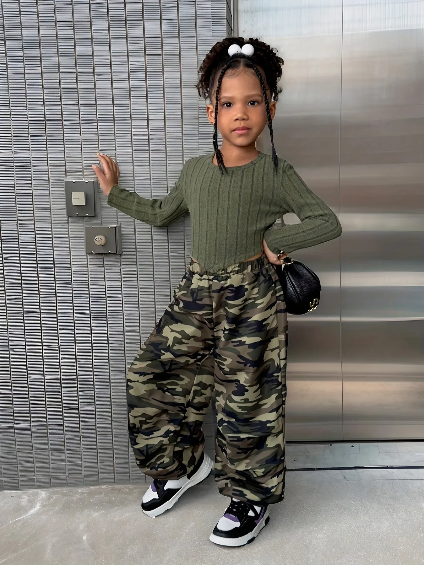 Trendiges 2-teiliges Set für Mädchen, olivfarbenes geripptes Langarm-Crop-Top und Camouflage-Hose mit weitem Bein für den täglichen Street-Style – Detail 5