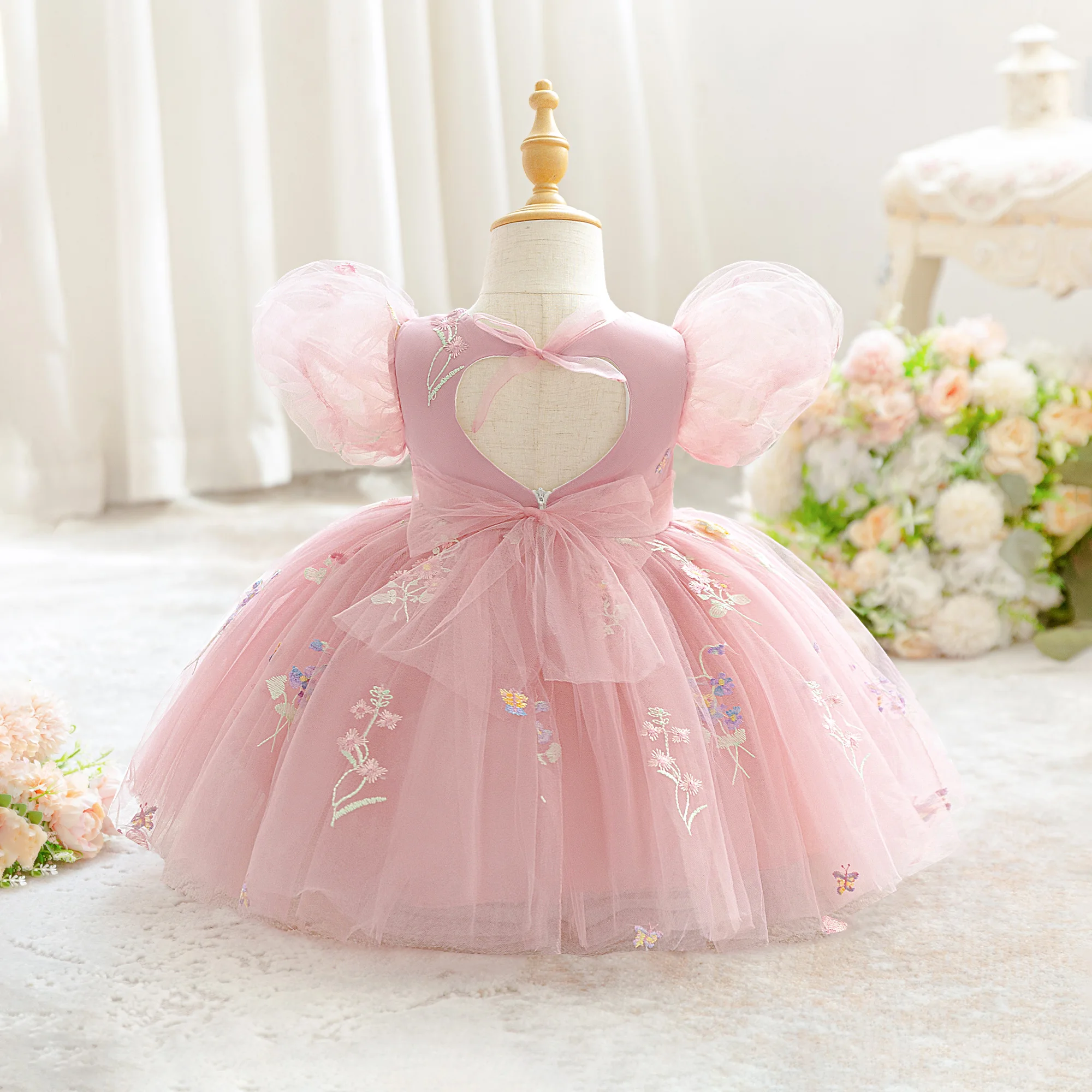 Baby Mädchen Kleid mit Blumenmuster, Puffärmel, elegantes Kleid, weißes Taufkleid, geeignet für die Versammlung von Geburtstagsfeiern – Detail 3