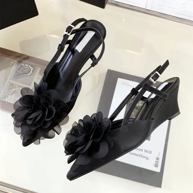 

2024 Luxury Designer Elegant Woman Summer Sandals Flower Buckle Strap Pumps Women Sexy Pointed Toe Wedge Heels Fashion Mule Shoe