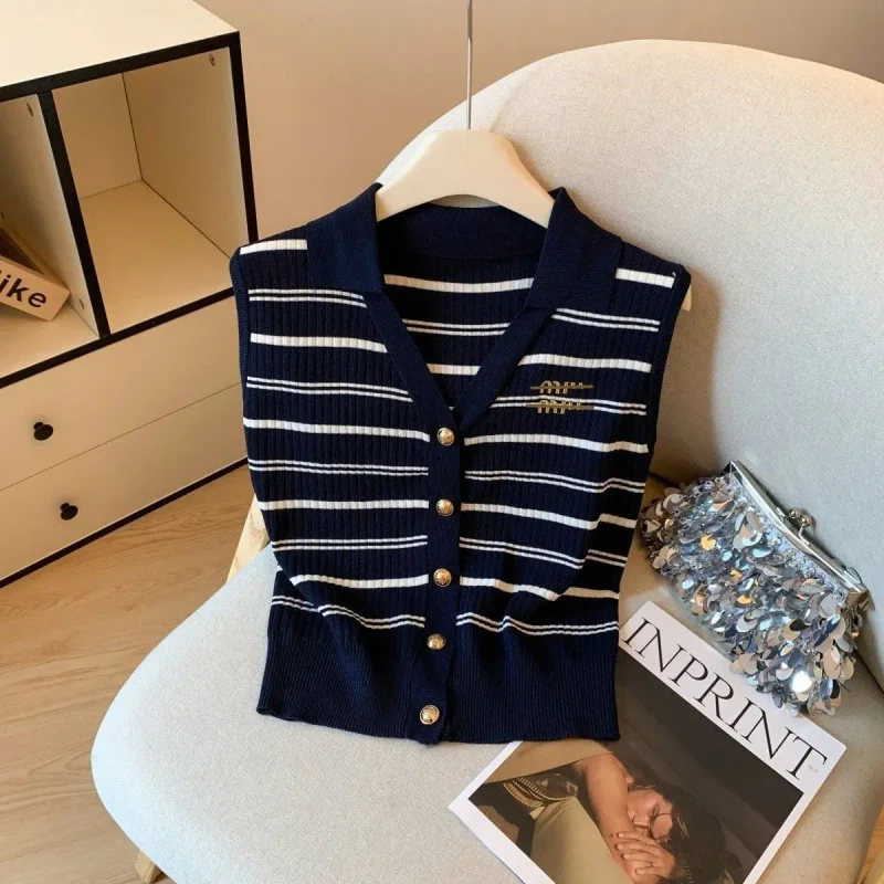 

Лето 2022, новый темпераментный корейский вязаный топ без рукавов с v-образным вырезом и v-образным вырезом, женские модные футболки в полоску с пуговицами, топы