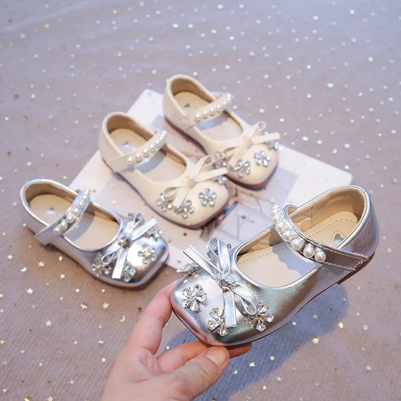 

Детская повседневная обувь, весенняя обувь из искусственной кожи с кристаллами принцессы для девочек, противоскользящая ​ Бежевые серебряные туфли с мягкой подошвой, размер 23–36