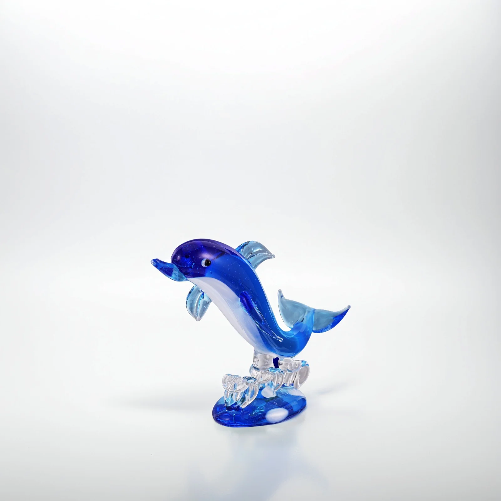

1Pcs Dolphin Decoration Unique Hand Blown Glass Dolphin Statue Elegant Animal Ornament for Bedroom Living Room Table Centerpiece