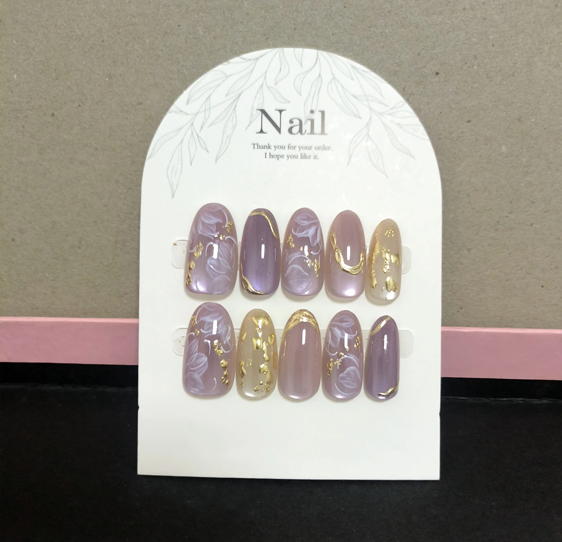 เล็บปลอมทำมือ 10 ชิ้น ลายดอกไม้สีม่วงประกายทอง  ทรงอัลมอนด์  ความยาวปานกลาง  ลายตาแมว  หวานละมุน  สำหรับผู้หญิง