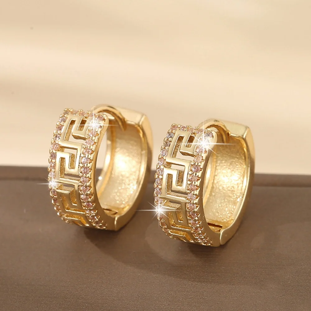Leichter Luxus-Ohrschmuck mit Zirkonia, geometrischem Muster, kreisförmiger Ohrclip, trendige und modische Ohrringe – Detail 2