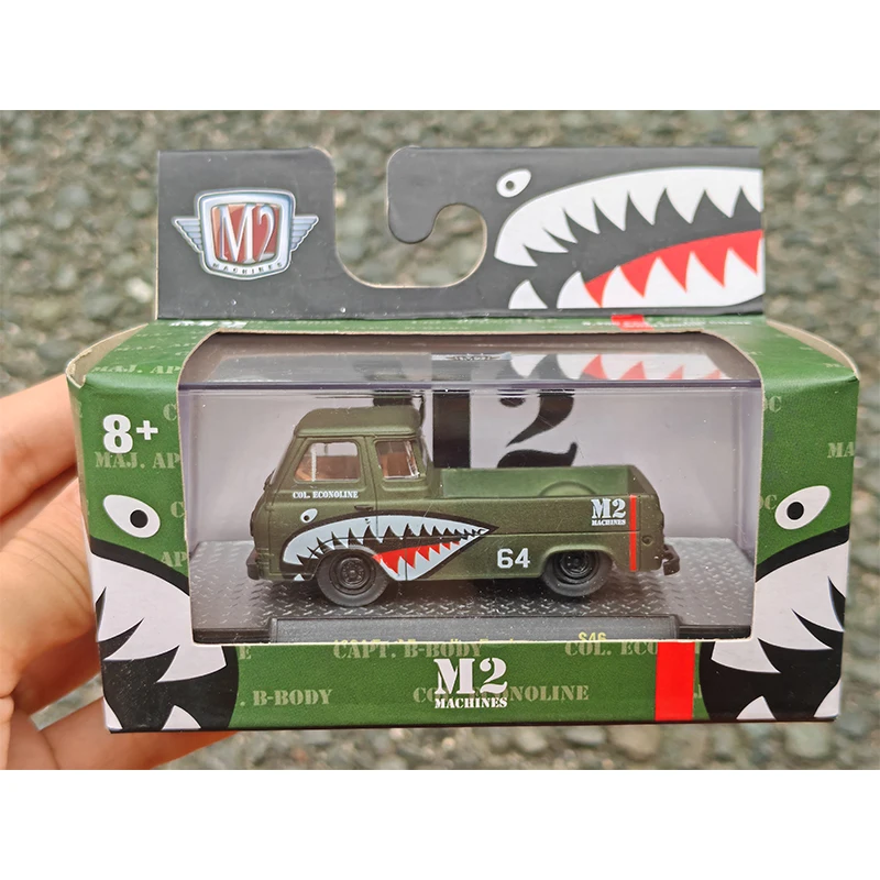 M2 1:64 SUPERBEE Shark's Mouth Little Red Truck Mercury Cougar XR7 Alloy Die Casting Simulation Model Collect Ornaments