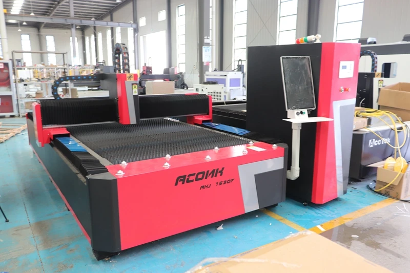 AccTek 3015 Faserlaser-Blech- und Rohrschneidemaschine 2000 W Raycus Laser Power