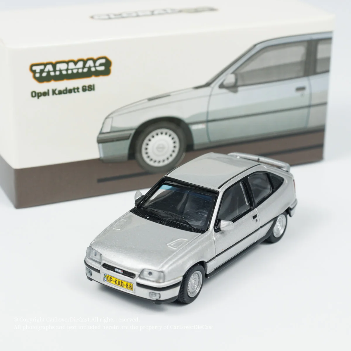 

Модель автомобиля Tarmac Works 1:64 Kadett GSi Silver, литая под давлением