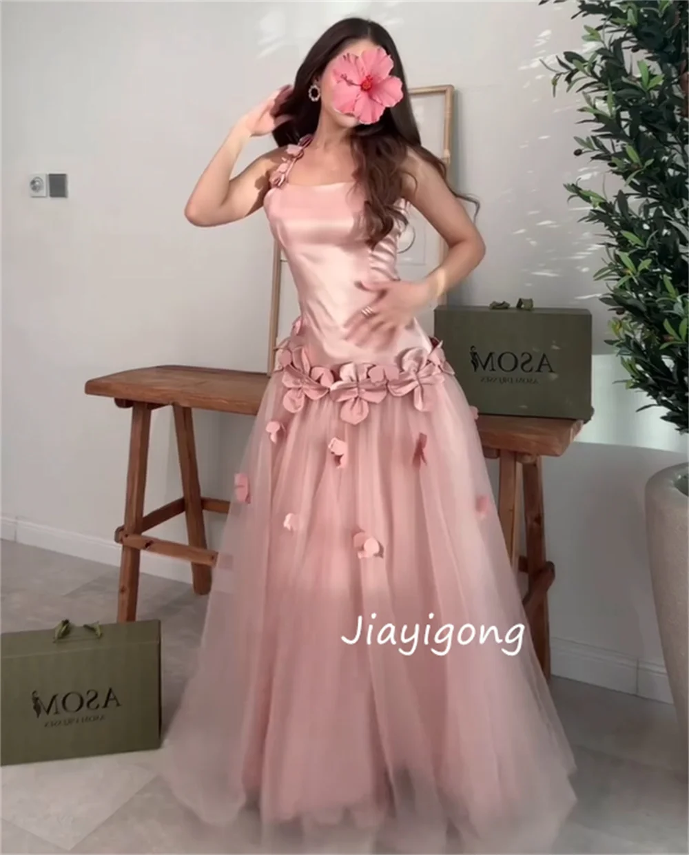 ชุดเดรสงานเลี้ยงหรูหราทรงเอไลน์แบบผูกคอ ความยาวปานกลาง ผ้าชาร์มูสเรียบง่ายแต่ประณีต ตกแต่งดอกไม้ทำมือ มีหลายขนาดให้เลือก