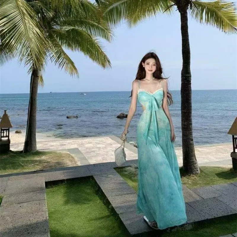 A Stunning Green Printed Halter Dress for Island Photos Lace Long Dress with Waist-exposing Vacation Style for Hot Girl's Outing