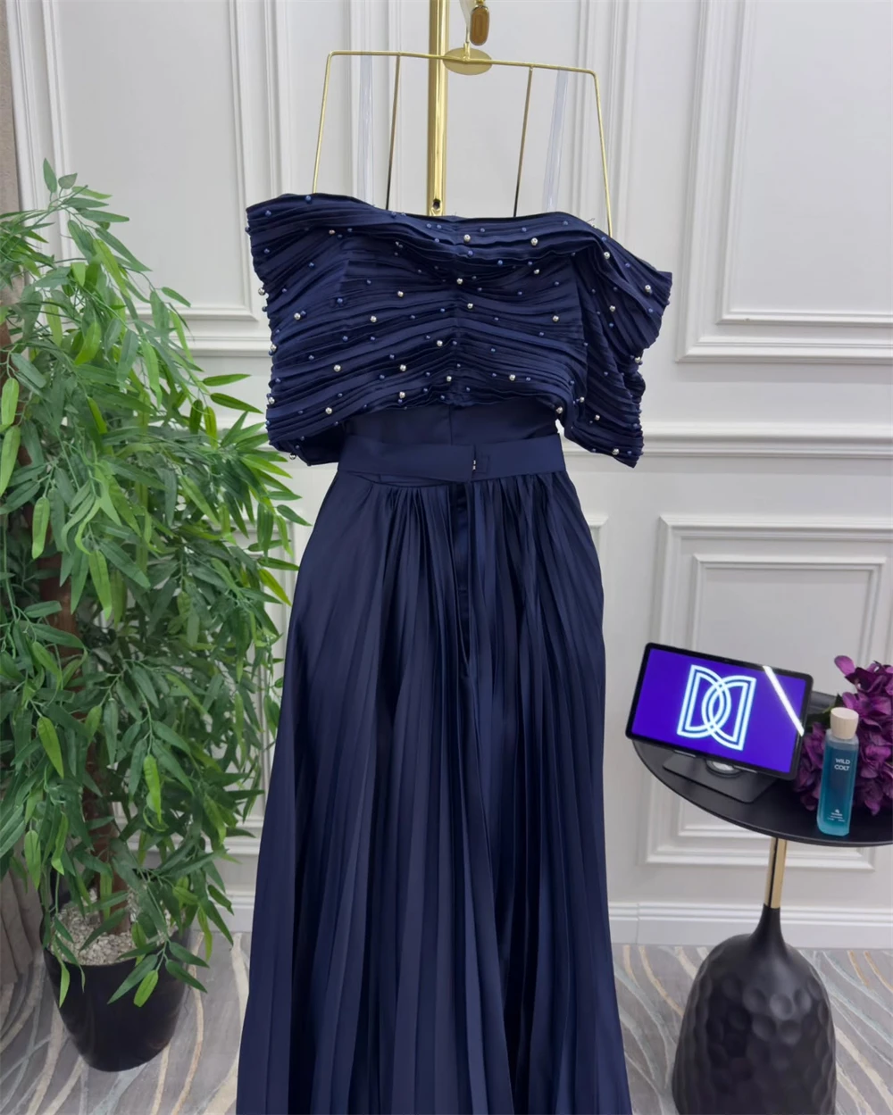 カスタマイズされたイブニングドレスエレガントなパープルサテン V ネックオフショルダーノースリーブウエディングドレス絶妙なクリスタルシャーリングドレス