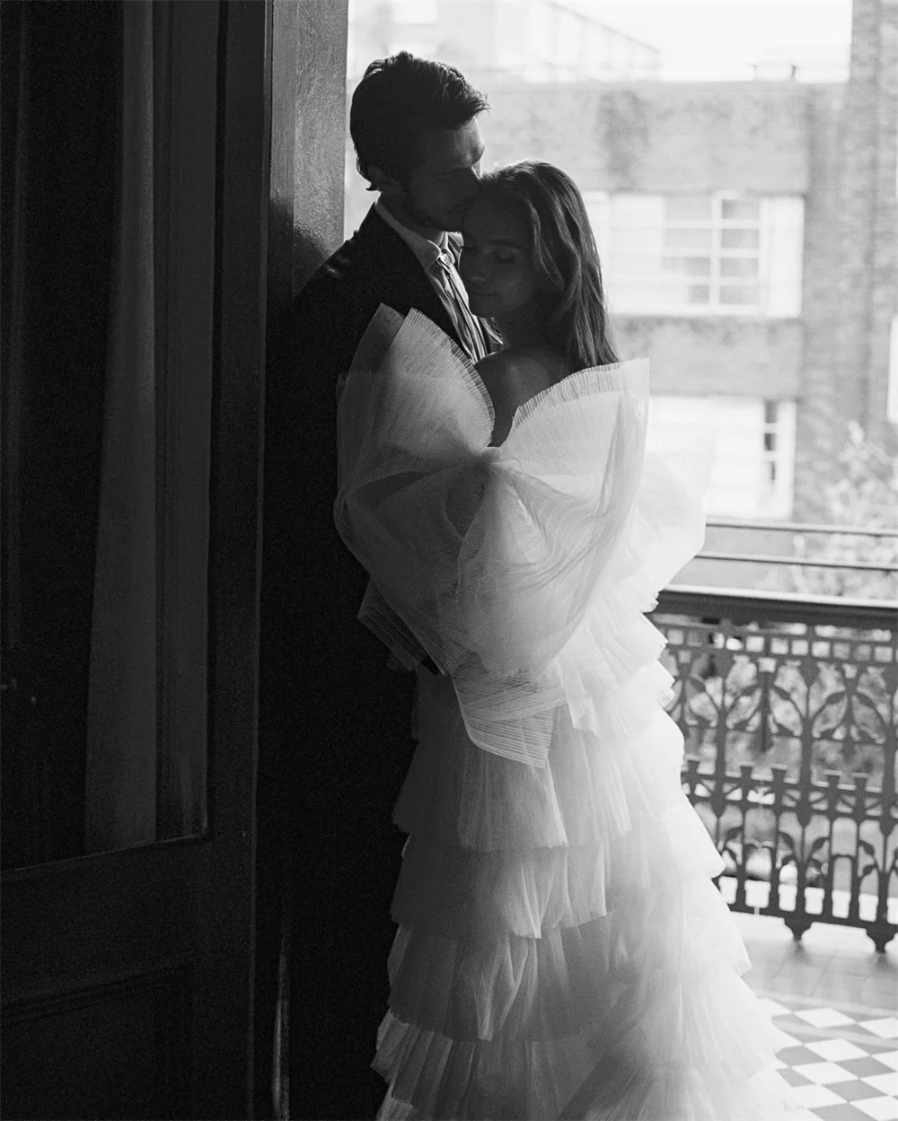 Vestido de novia blanco personalizado con hombros descubiertos de Tokio, vestidos de novia con volantes en cascada de manga corta, vestidos de boda elegantes con tren de corte