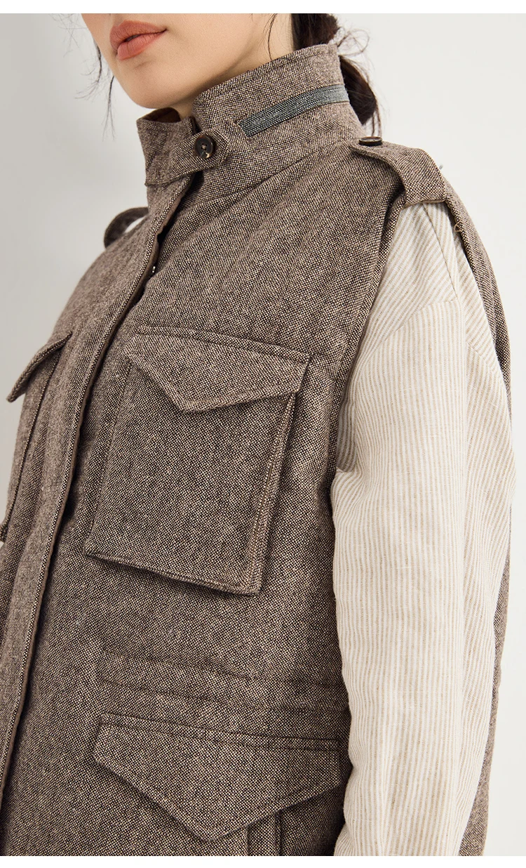 KX9523502 Damen-Weste aus Wollmischgewebe mit Gänsedaunenfüllung, Stehkragen, 4 aufgesetzte Taschen, Epauletten, Reißverschluss vorne, Old Money, Frühherbst – Detail 9