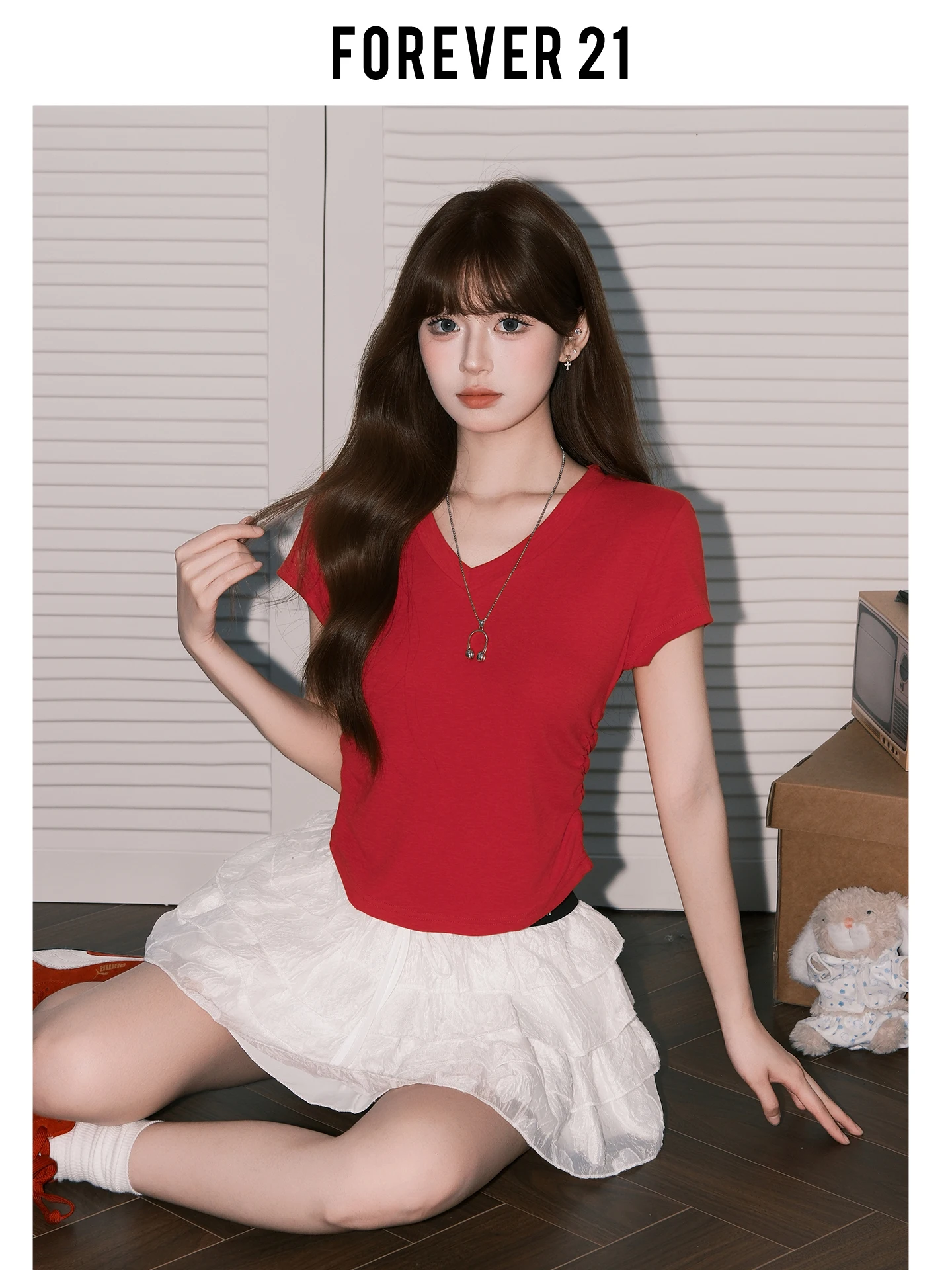 Forever 21 Camiseta elegante roja con cuello en V y manga corta para mujer, Top plisado encantador de verano, ropa informal de moda