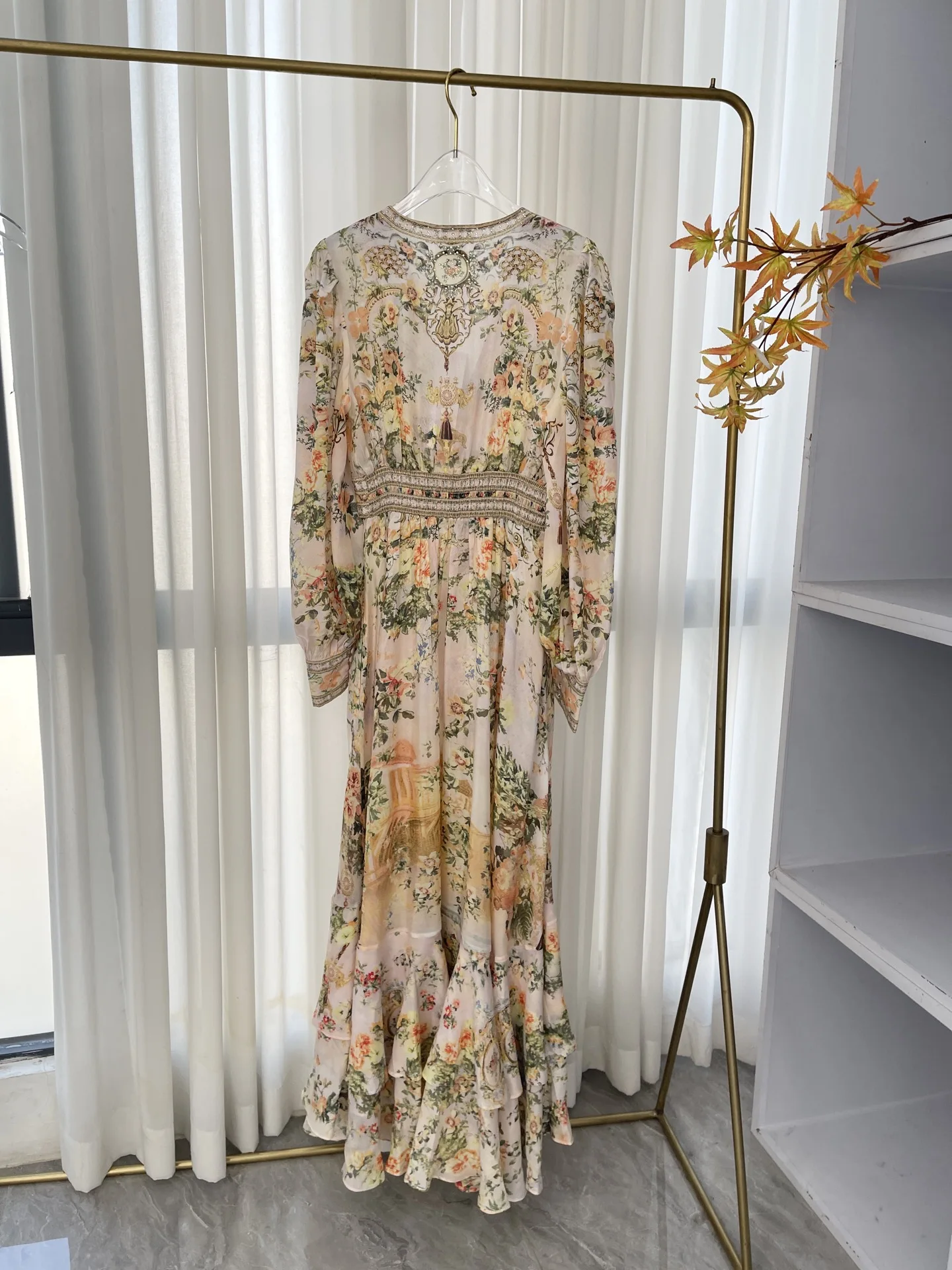 

Весна-Лето 2026: Белое бежевое платье миди с длинным рукавом, глубоким V-образным вырезом, стразами и оборками по низу