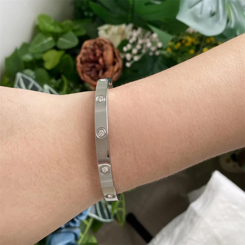 Minimalistisches rundes Zirkon-Einlege-Armband aus Edelstahl in Silber oder Gold, modisches Accessoire für den täglichen Gebrauch, Unisex-Geschenk. – Detail 5
