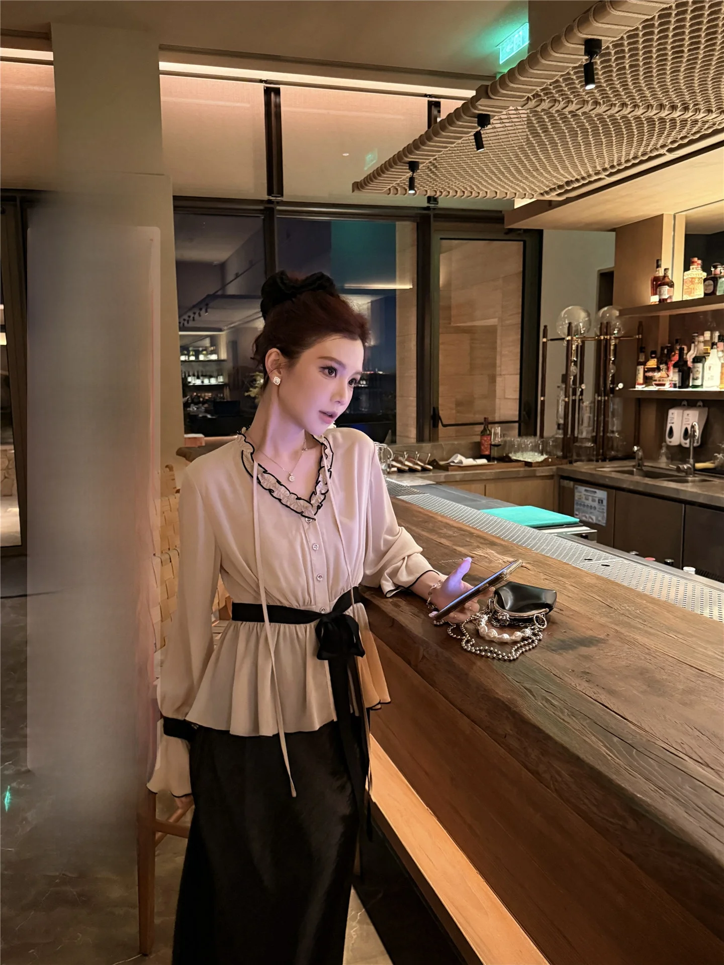 

Женская универсальная юбка с длинным рукавом и поясом во французском стиле, весенняя модная черная юбка с эффектом драпировки.