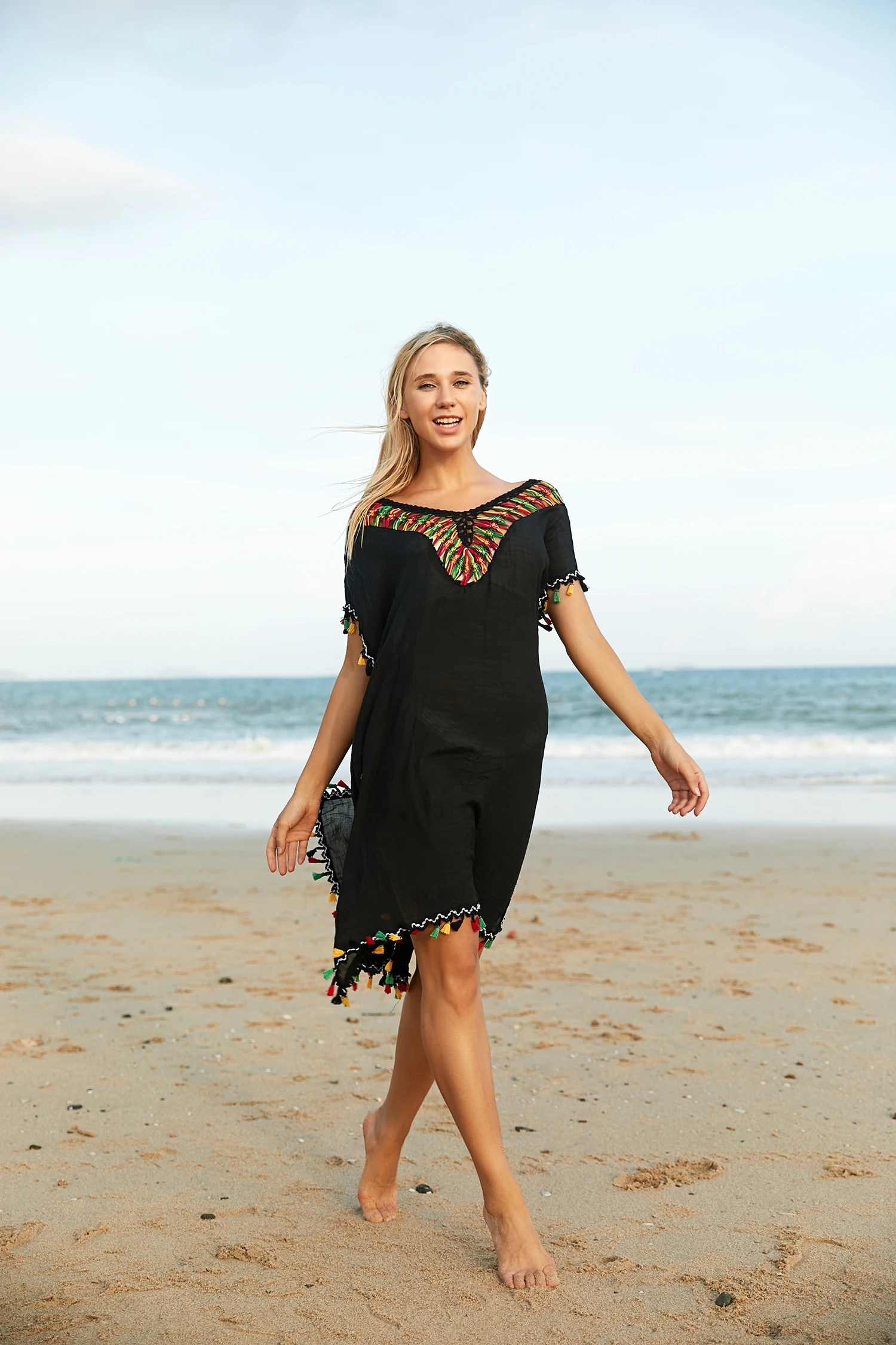 لون اليد الكروشيه الرقبة جوفاء الرقبة بيكيني التستر فستان الشاطئ للنساء شرابات مهدب الصيف فستان الشمس أبيض أسود