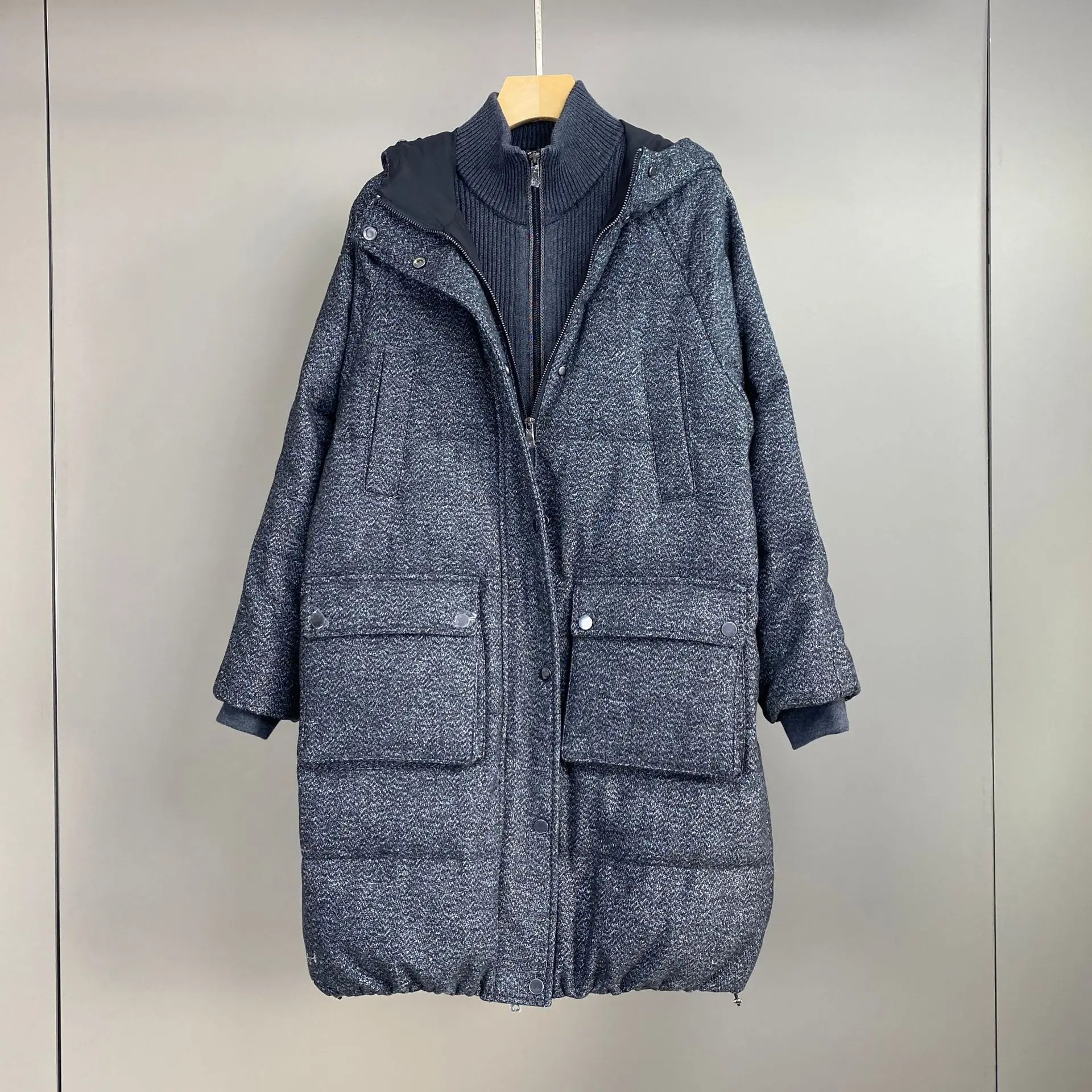 เสื้อแจ็คเก็ตขนห่านแบบมีฮู้ด ปิดกระดุมแถวเดียว ทรงยาวปานกลาง ผ้าขนสัตว์ผสมด้ายทอง รุ่นใหม่ ฤดูใบไม้ร่วง/ฤดูหนาว ปี 2025 สำหรับผู้หญิง