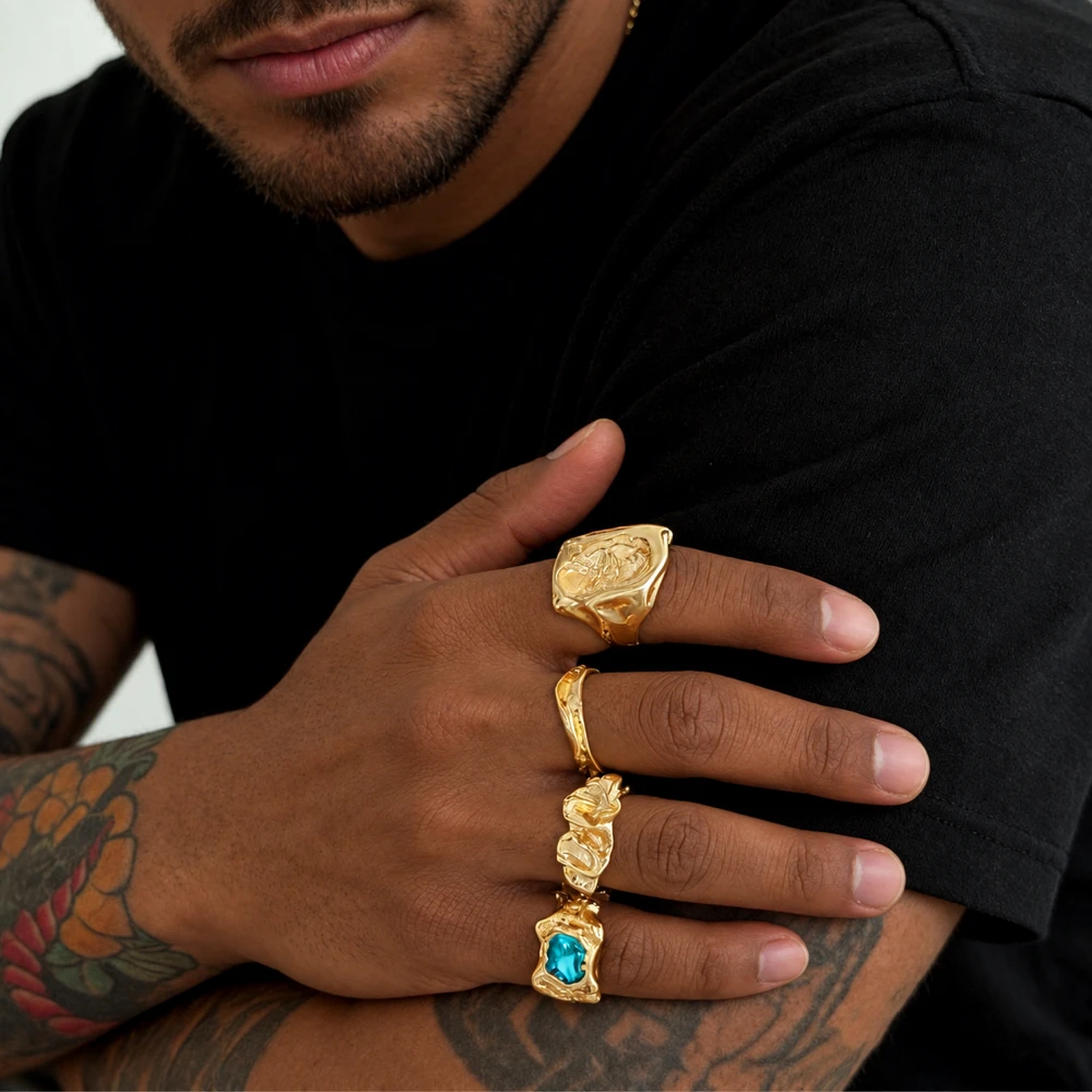 Organischer skulpturaler Ring für Herren, goldfarbenes Relief oder blaue Akzentierung, unregelmäßiger, strukturierter Ring, Schmuckset, kühner, künstlerischer Stil. – Detail 3