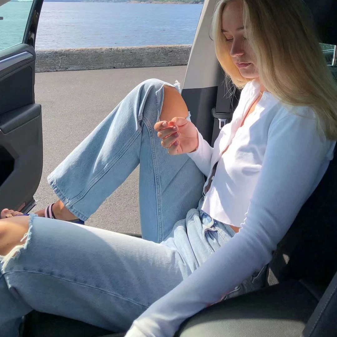 

Женские потертые джинсы с высокой посадкой и прямыми штанинами — классический джинс средней длины с подкладками до колена