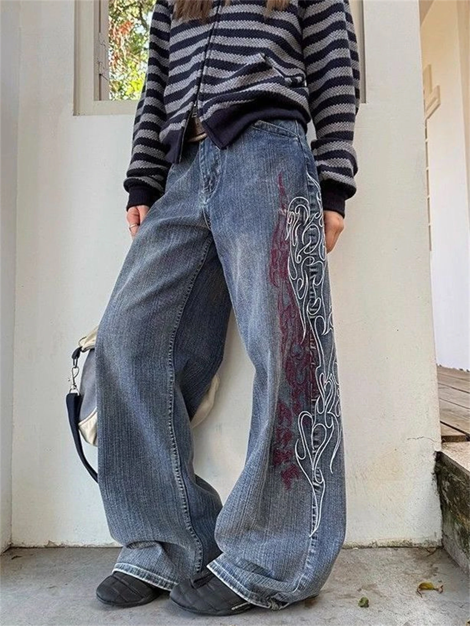 女性のヴィンテージバギーワイドレッグジーンズ Y2K 美的刺繍炎パターンルーズフィットデニムパンツストリートファッションズボン