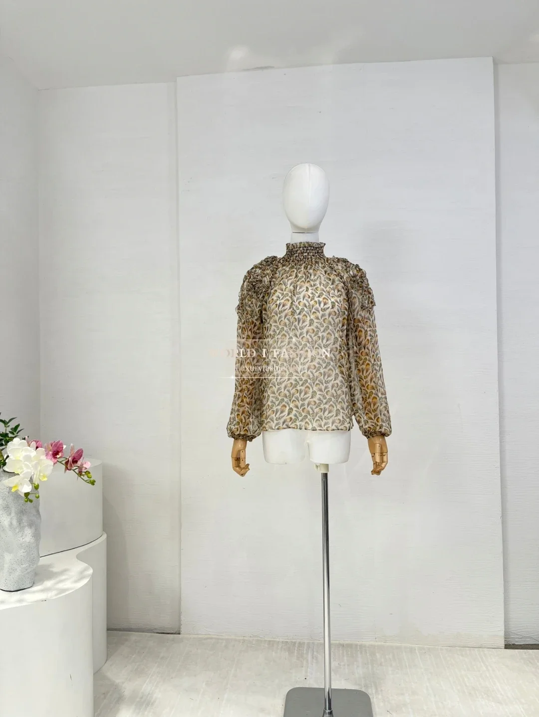 

Новая коллекция 2025 года: коричневая блузка с длинными рукавами и воротником-стойкой с принтом перьев, комплект из топа и мини-юбки, великолепный комплект высшего качества