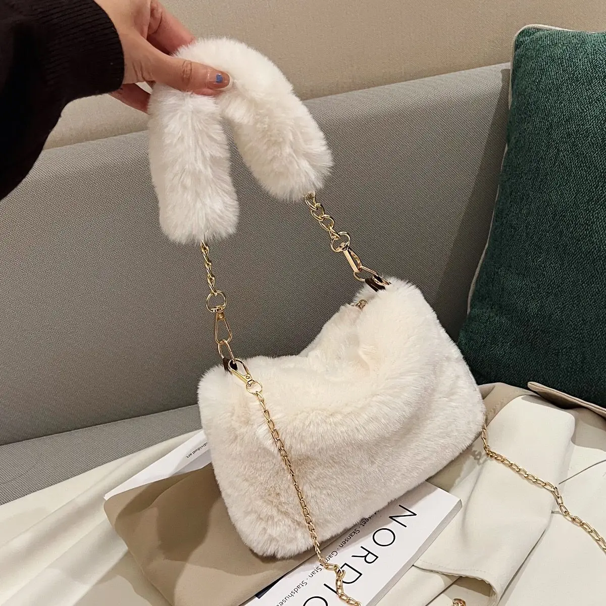 

Autumn and Winter Fashion Women's Simple Faux Plush Fluffy Shoulder Bag Chain Handle Soft Synthetic Leather Handheld Crossbody B