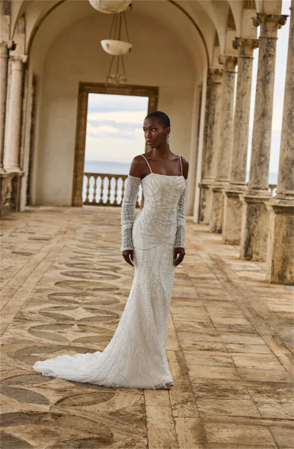 Tokyo Maßgeschneiderte weiße Brautkleider mit Spaghettiträgern, abnehmbaren Ärmeln, Reißverschluss hinten, Brautkleid, A-Linie, Hofschleppe, Brautkleid