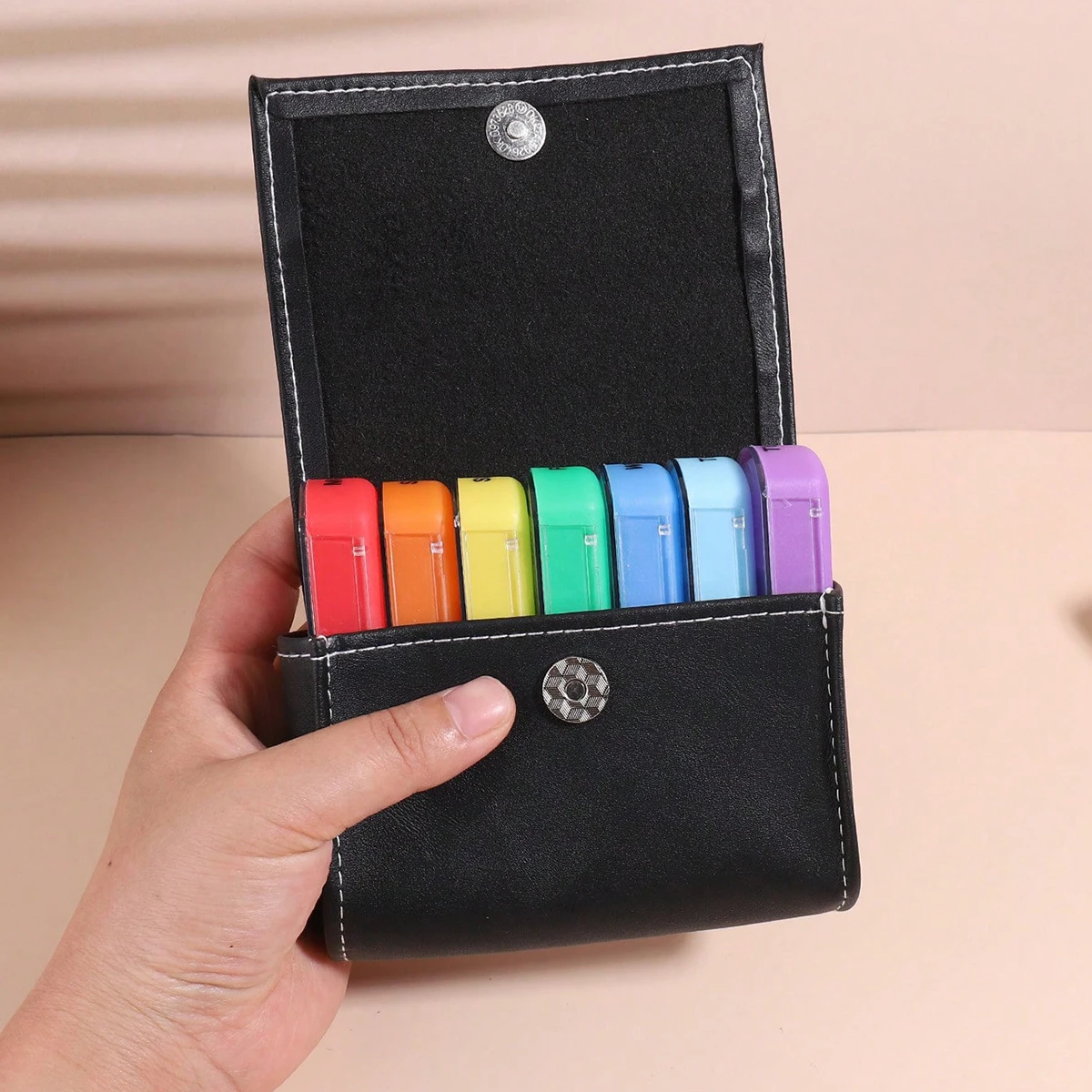 1 قطعة حقيبة جلدية إبداعية صندوق حبوب ملون ، سبعة ألوان لمدة أسبوع ، 28 حجرة ، صندوق حبوب بلاستيكي مقاوم للرطوبة
