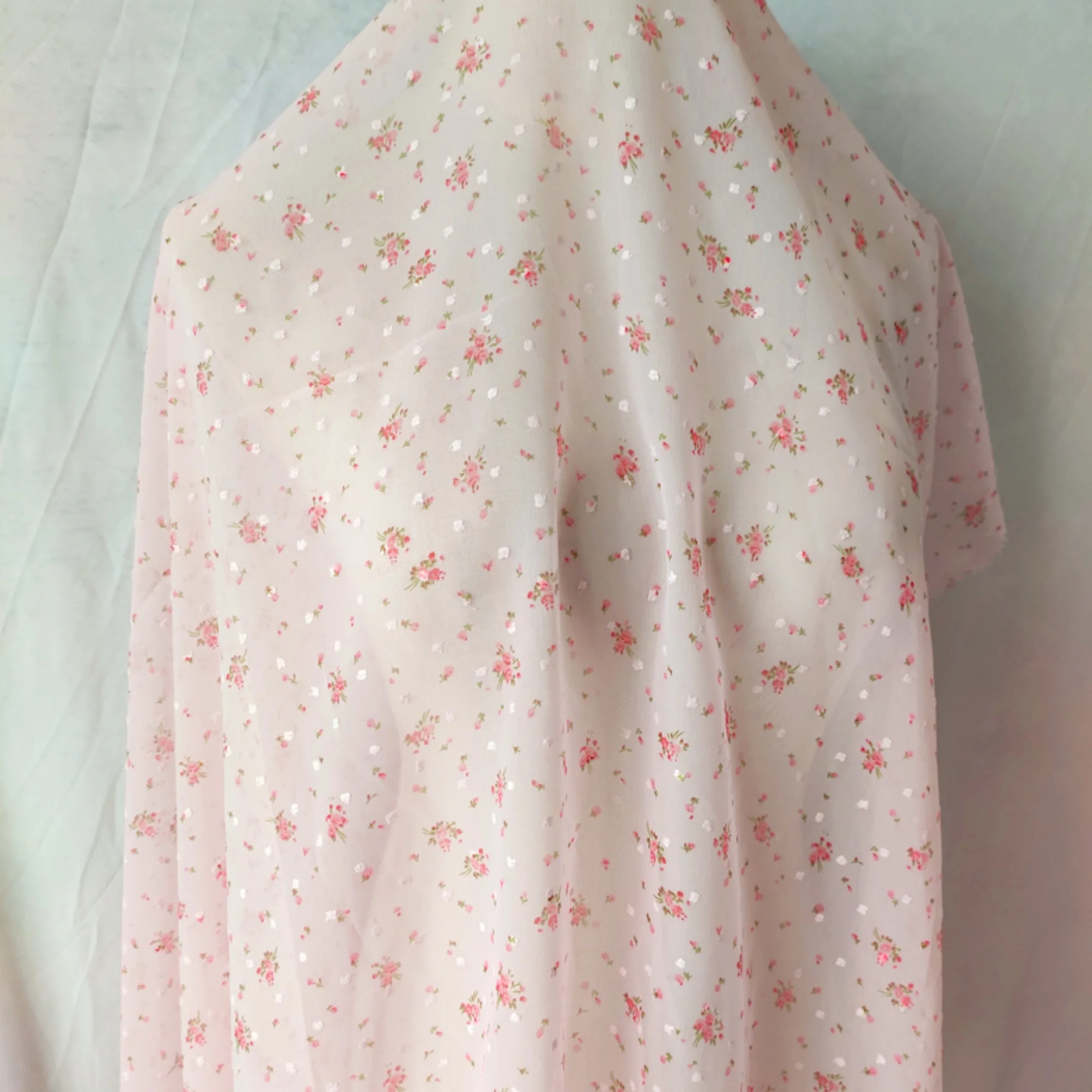 

0,5 метра, 3-цветная шифоновая ткань с цветочным принтом | Нежный принт роз | Идеально подходит для платьев, домашнего декора и поделок.