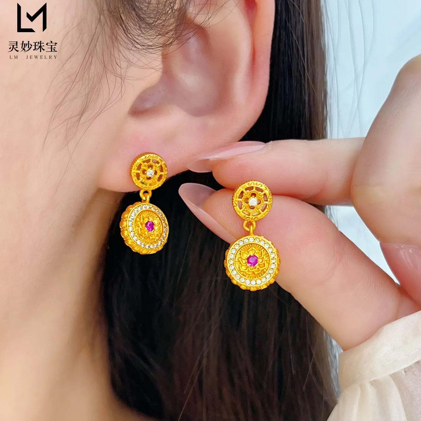 

Винтажные серьги-гвоздики из 24-каратного золота AU999 с инкрустацией бриллиантами в виде лотоса, сочетающие элементы лотосового дизайна и изысканную инкрустацию бриллиантами.