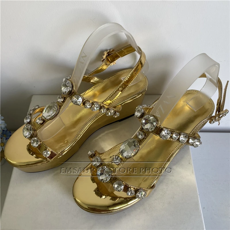 Sandali moderni con cinturino a T con strass di diamanti da donna con zeppa alta con plateau scarpe estive in pelle verniciata per ragazze