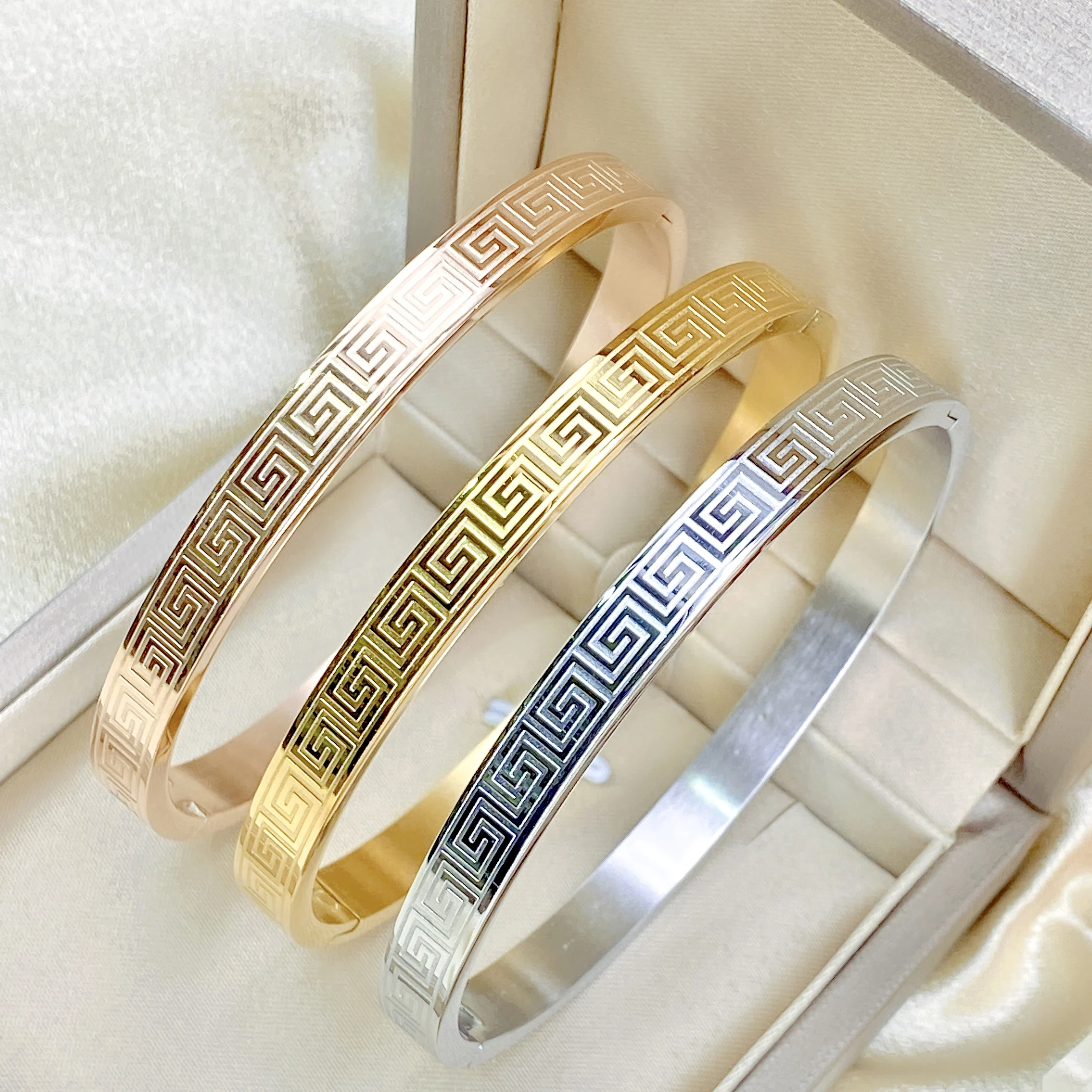 Stainless Steel fashion couple bracelet Classic fashion Maze Print women\'s jewelry anniversary Gift Multi-size
