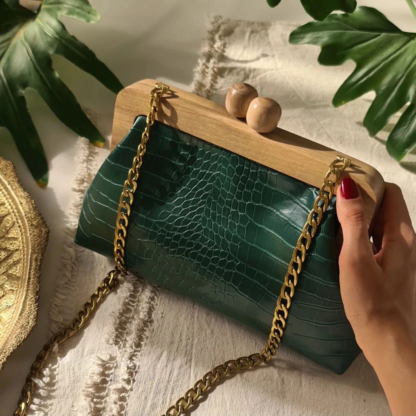 

Lost In Vintage Wooden Mouth Bag in Turquoise Leather Bag with Fixed color Chain 18x8x31cm Luxury Clutch Borsa Clip