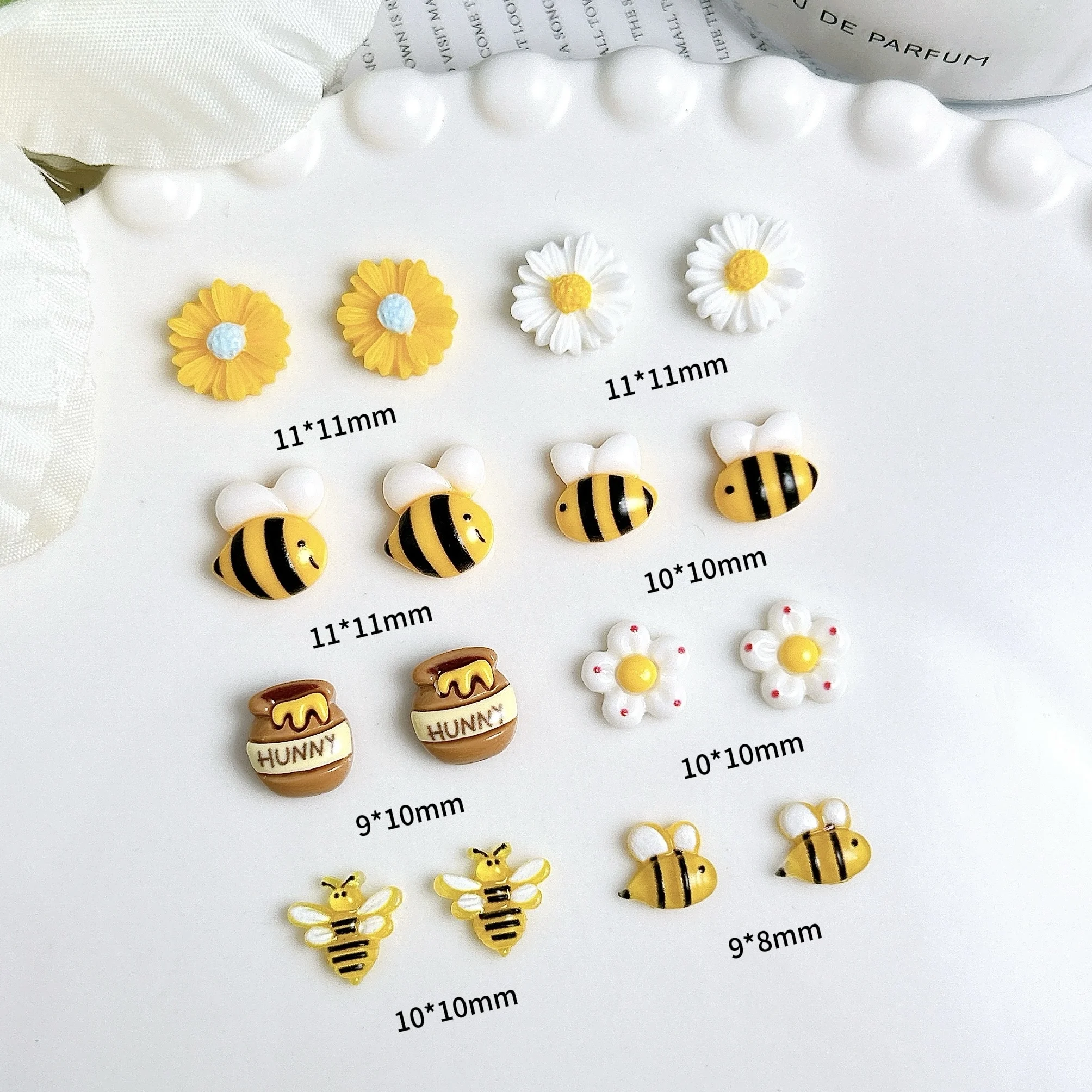 30PCS 3D Cartoon Leuke Gele Bee Nail Art Charms Creatieve Mollige Honing Kan Zonnebloem Daisy Hars Nageldecoraties voor DIY Nagels